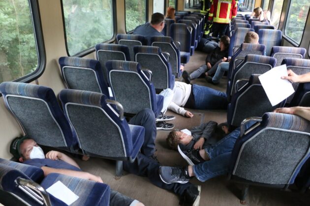 Feuerwehr und THW üben Zugunfall mit 40 Fahrgästen in Ankum