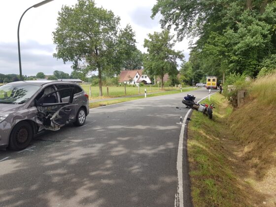 Eine Person schwer verletzt – Motorrad und Auto stoßen in Osnabrück zusammen