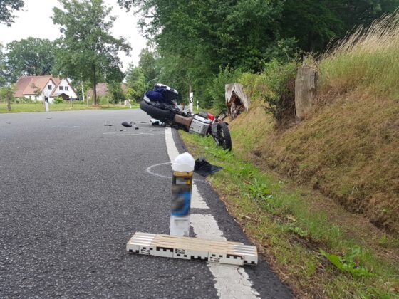 Eine Person schwer verletzt – Motorrad und Auto stoßen in Osnabrück zusammen