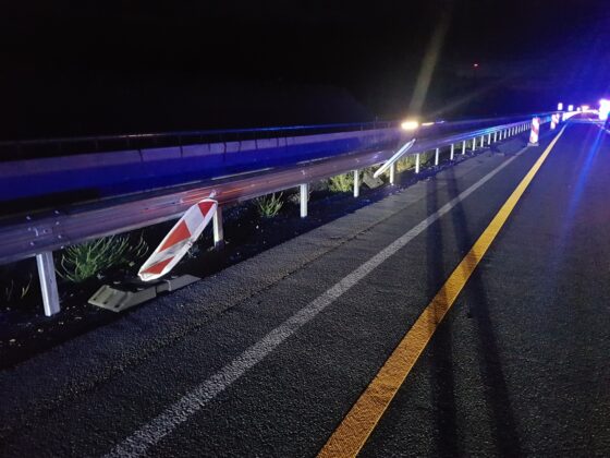 Tranporter kracht ins Heck eines Kleinwagens auf der Autobahn A1