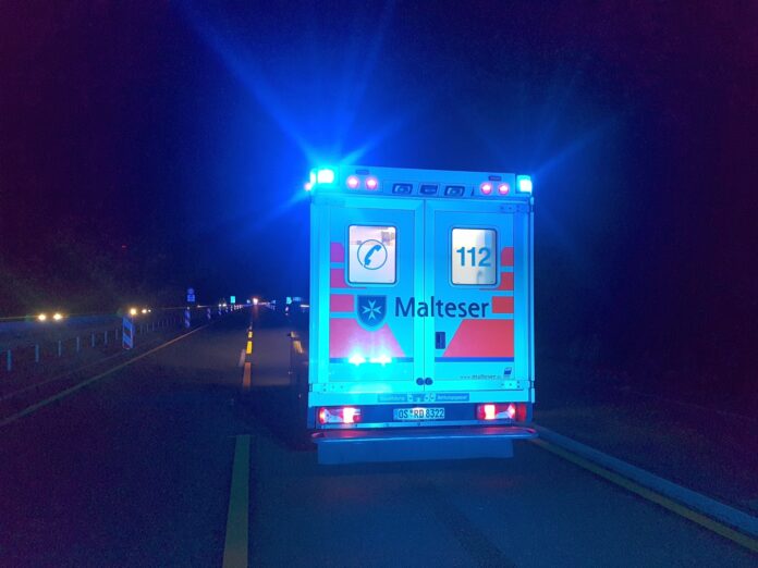 Tranporter kracht ins Heck eines Kleinwagens auf der Autobahn A1