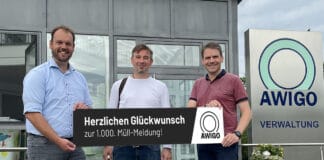 Bastian Spreckelmeyer (links) und Jens Sommerau (rechts) gratulierten Stephan Löhle zur tausendsten Müll-Meldung / Foto: T. Krieger / AWIGO
