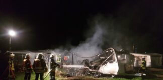 Wohnwagen brennt auf Meller Campingplatz ab, betrunkene Gaffer greifen Polizei an