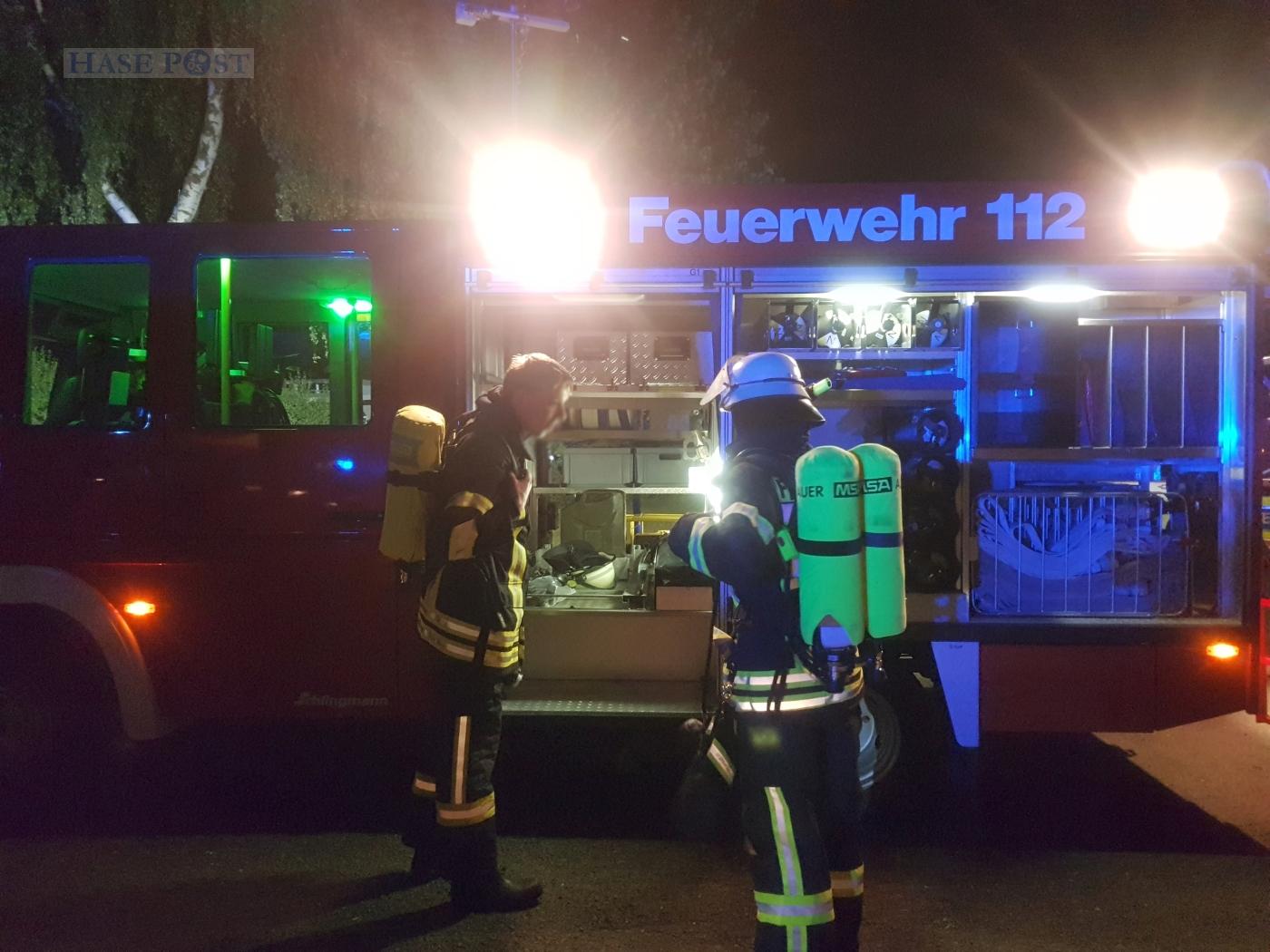 Wohnwagen brennt auf Meller Campingplatz ab, betrunkene Gaffer greifen Polizei an