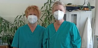 (von links) Birgit Stegemann und Andrea Faustmann übernahmen Vorlesungen zur Stoma- und Wundversorgung in verschiedenen Bereichen. / Foto: Niels-Stensen-Kliniken.