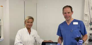 Dr. Corinna Petz und PD Dr. Johannes Rey mit dem neuen „ePORE EndoVE“- Therapiegerät. / Foto: Klinikum Osnabrück
