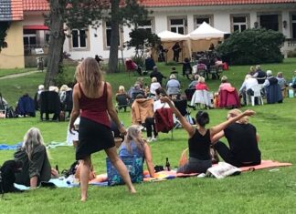 Tecklenburger Picknick-Konzerte sind zurück Entspannte Konzertatmosphäre auf der Picknick-Wiese. / Foto: Tecklenburgevents