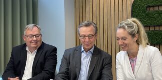 (von links) André Schüller (Firmenkunden-Vorstand), Johannes Hartig (Vorstandsvorsitzender) und Nancy Plaßmann (Privatkunden-Vorständin) unterzeichnen die Selbstverpflichtung. / Foto: Dörthe Janning