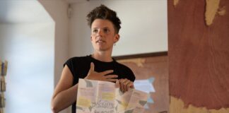 Irène Mélix führt den Queer Walk mit Startpunkt der Kunsthalle Osnabrück durch. / Foto: Friso Gentsch