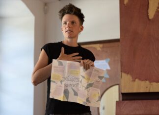 Auf den Spuren queeren Lebens: Erster Queer Walk in Osnabrück Irène Mélix führt den Queer Walk mit Startpunkt der Kunsthalle Osnabrück durch. / Foto: Friso Gentsch