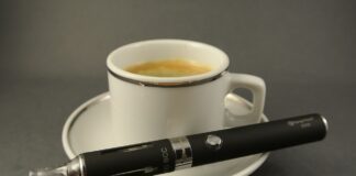 E-Zigarette und Kaffee