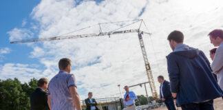 Nico Gode (Mitte) erläutert Bürgermeister Otto Steinkamp und den Ratsmitgliedern sein Bauvorhaben. / Foto: Gemeinde Wallenhorst