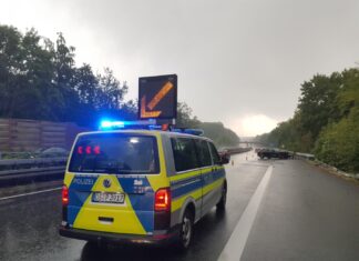 PKW kracht auf regennasser Autobahn A30 in die Leitplanke