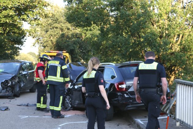 Drei Autos kollidieren auf Brücke in Rieste, Geländer durchbrochen