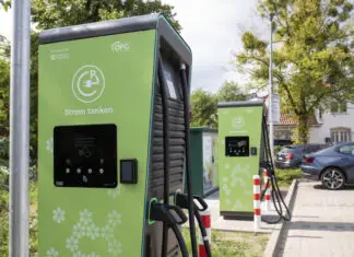 Schnell, bequem und einfach Strom tanken: OPG nimmt 300-kW-Schnellladesäulen am Einkaufszentrum Blankenburg in Betrieb Die neuen Schnellladesäulen am Einkaufszentrum Blankenburg. / (© Stadtwerke Osnabrück / Swaantje Hehmann)