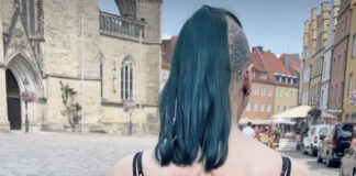 Künstler Rene Lukas Krüger schockt mit Videos bei Instagram: Er führt eine Frau an Haken über den Marktplatz. / Screenshot: Instagram