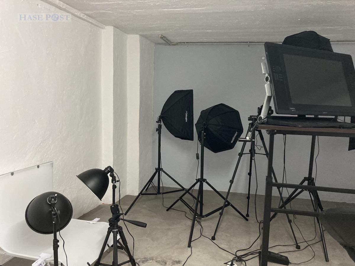 Im Keller hat sich das Gründerduo ein Fotostudio aufgebaut. / Foto: Schulte