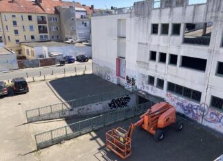 Der erste Hubsteiger steht bereit: Es kann losgehen an der Fassade des ehemaligen Whörl-Parkhauses. / Foto: Schulte
