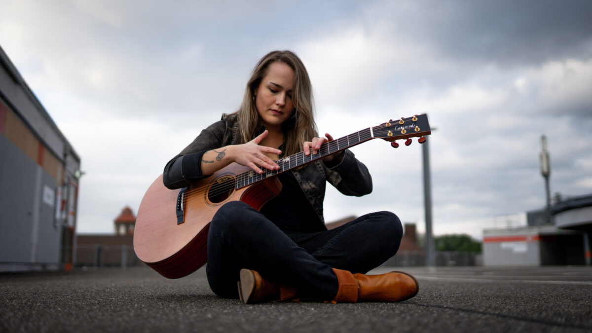 Neben ihrem Engagement als Bassistin bei der Band AnnenMayKantereit ist IfM-Absolventin Sophie Chassée auch als Fingerstyle-Gitarristin und Singer-Songwriterin erfolgreich. / Foto: Christian Olschina