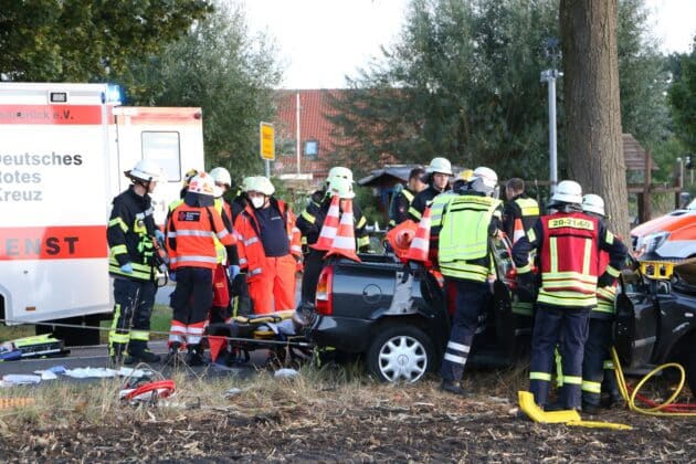 Crash an Baum: PKW-Fahrer in Melle lebensgefährlich verletzt