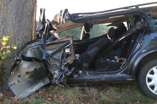 Crash an Baum: PKW-Fahrer in Melle lebensgefährlich verletzt