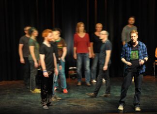 Adrian Südmeier (rechts im Bild) in seiner improvisierten Rolle. /Foto: Haseglückfestival