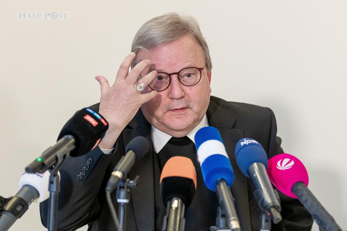 Sichtlich betroffen zeigt sich Bischof Franz-Josef Bode bei der Pressekonferenz. / Foto: Dieter Reinhard