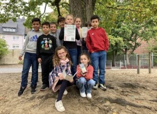 Die heutige Klasse 4c der Stüveschule sang und vertonte das geschichtliche Wissen zu ihrer Schule. / Foto: Schulte