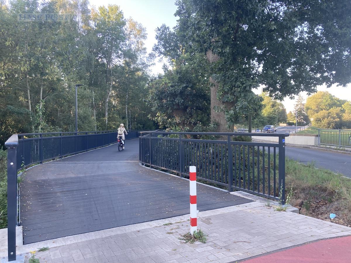 Fehlende Markierungen auf der Brücke machen die Situation unter Fußgängern und Radfahreren undurchsichtig. / Foto: Schulte