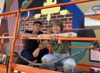 Hamburger Künstlerduo haucht Osnabrücker Altstadt-Fassade neues Leben ein Benjamin Stemmer und Annika Arndt arbeiten seit Montag quasi ununterbrochen an der Hausfassade. / Foto: Schulte