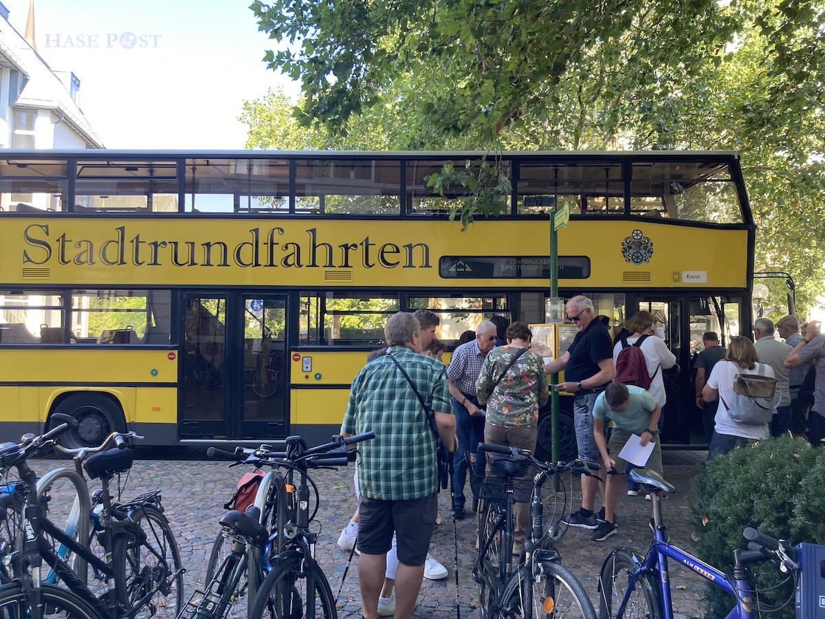 Großer Andrang: Rund 60 Personen nahmen an der Kurz und Knapp-Tour durch Osnabrück teil. / Foto: Schulte