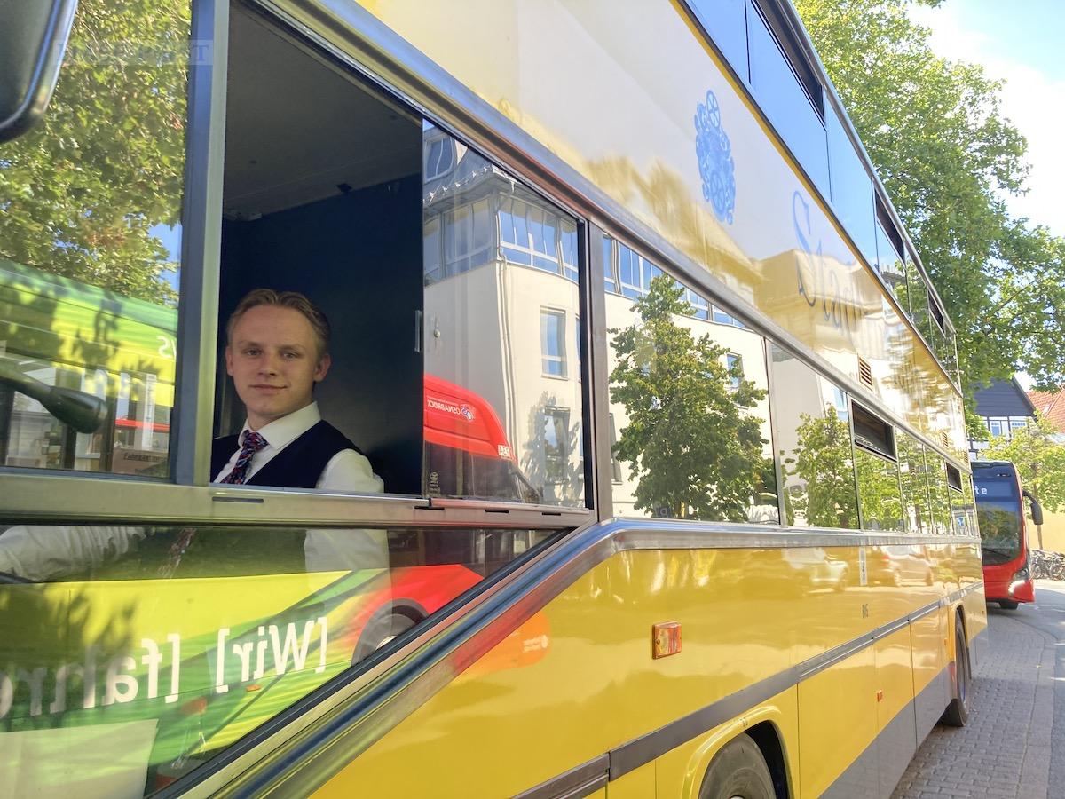 Mark Rüther fährt ehrenamtlich den Bus der Osnabrücker Stadtrundfahrten. / Foto: Schulte