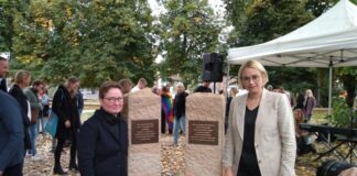Diana Häs (Vorstandsvorsitzende Gay in May) und Oberbürgermeisterin Katharina Pötter stehen neben dem Mahnmal gegen Homophobie und für Zivilcourage. / Foto: Julian Tischer