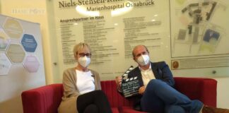 MHO-Pflegedirektorin Susanne Karrer und Koordinator des Gesundheits-Campus Osnabrück Dr. Daniel Kalthoff sitzen auf dem roten Sofa. / Foto: Julian Tischer