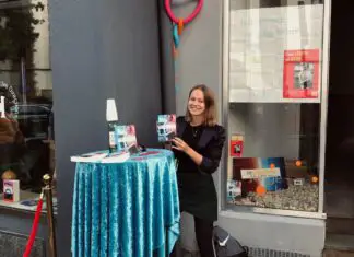 Katharina Haarjohann vor ihrem Schaufenster in der Bierstraße. / Foto: privat