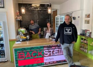 Vereinsmitglieder des Siebenschläfer Osnabrück Kunst und Kultur e.V. Bert Brandsen (links) und Michael Berlekamp im Café Backstein. /Foto: Köster