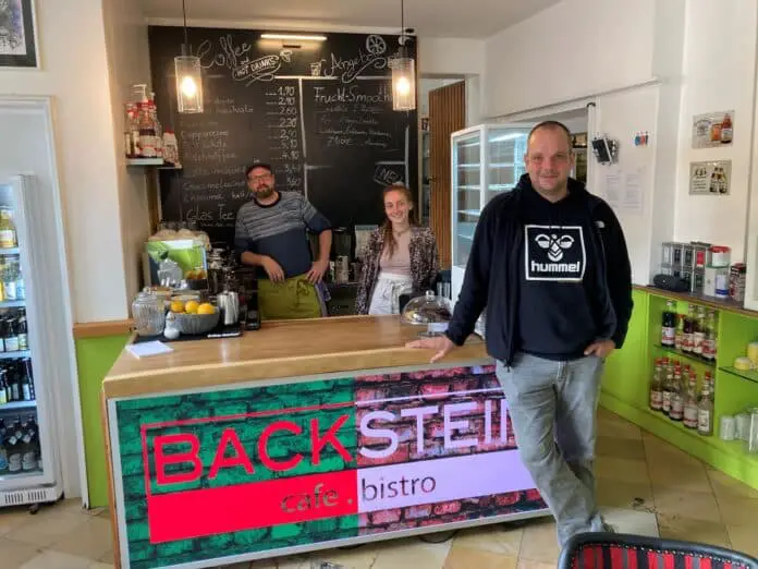 Vereinsmitglieder des Siebenschläfer Osnabrück Kunst und Kultur e.V. Bert Brandsen (links) und Michael Berlekamp im Café Backstein. /Foto: Köster