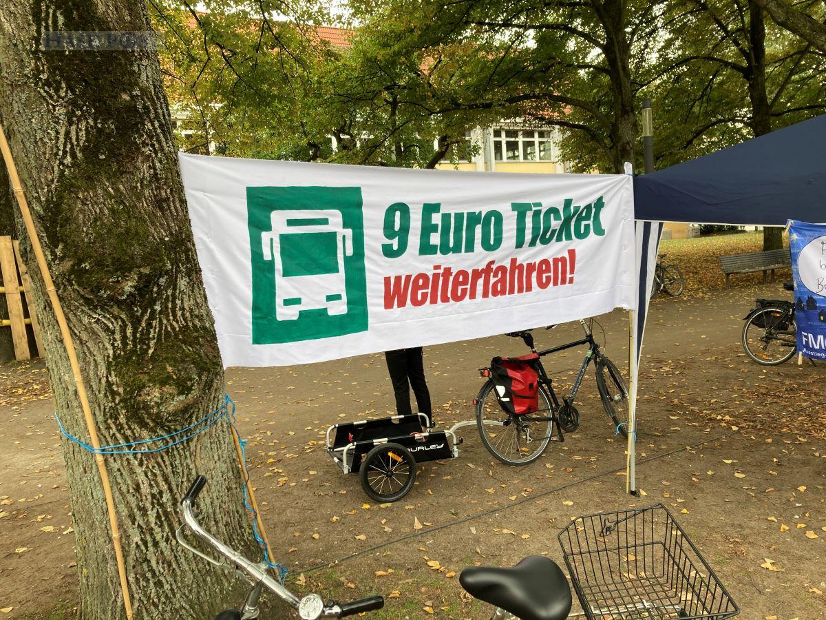 Forderung nach Fortführung des 9-Euro-Tickets auf einem Banner der Demonstranten. /Foto: Köster