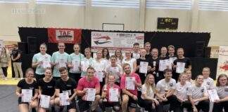 Die 19 Tänzerinnen und Tänzer der ADTV Tanzschule Albrecht freuen sich über ihren Erfolg. / Foto: Tanzschule Albrecht