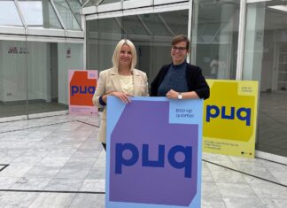 Julia Determann (links) und Ruth Hethey freuen sich über die neuen Möglichkeiten in der Theaterpassage. / Foto: Krämer