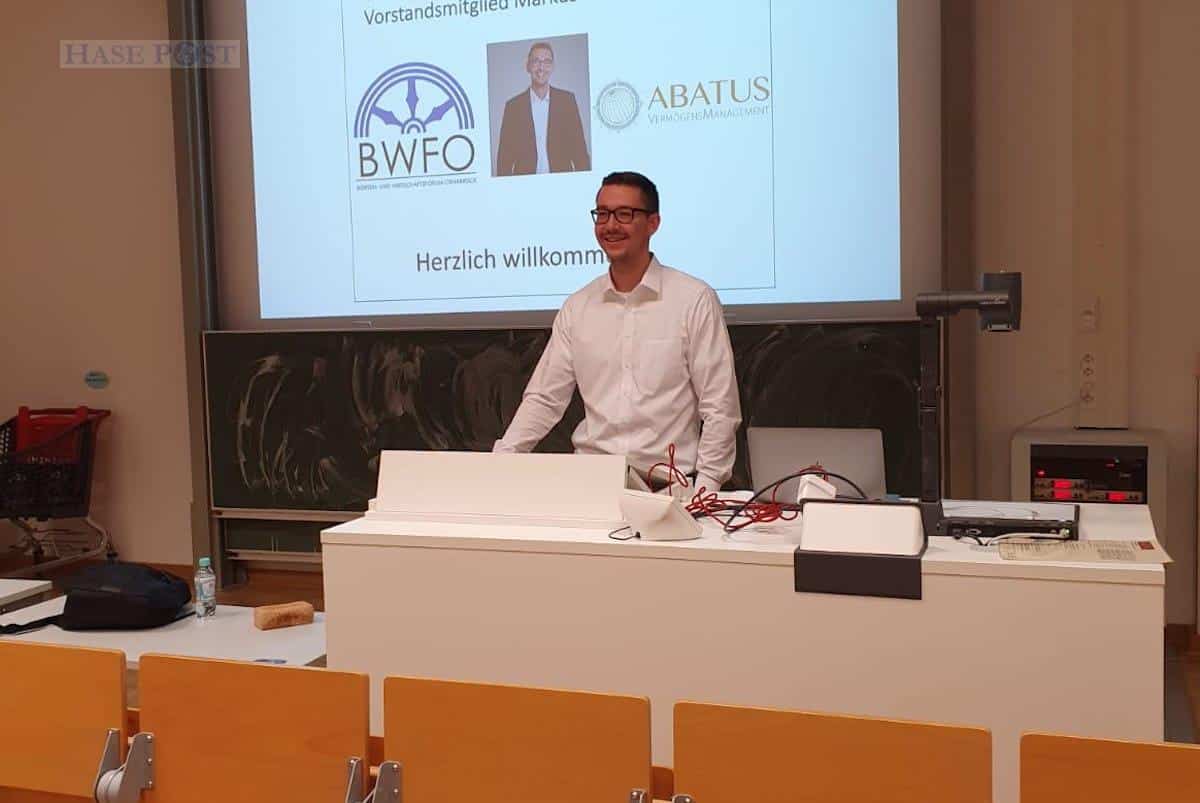 Markus Engelmann (Vorstandsmitglied des studentischen Börsenvereins Osnabrück) hält einen Vortrag. / Foto: privat