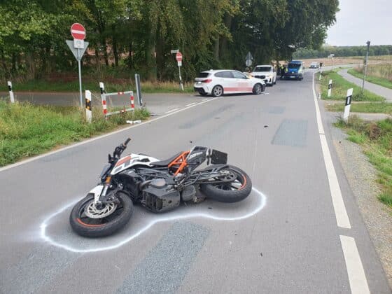 Schwere Verletzungen – PKW mit Motorrad an Kreuzung zusammengestoßen