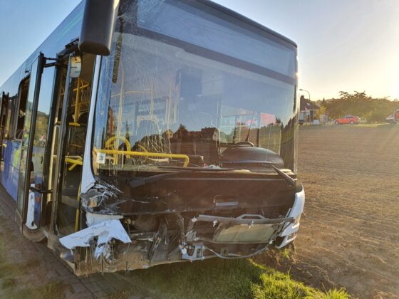 12 Verletzte bei Unfall mit PKW und Bus, eine Person in Lebensgefahr