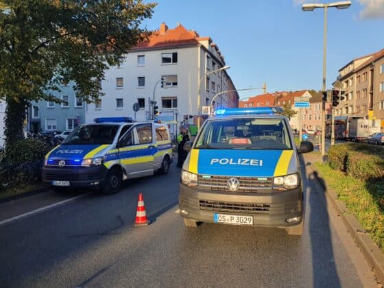 Abbiegeunfall: PKW erfasst Fußgänger in Osnabrück