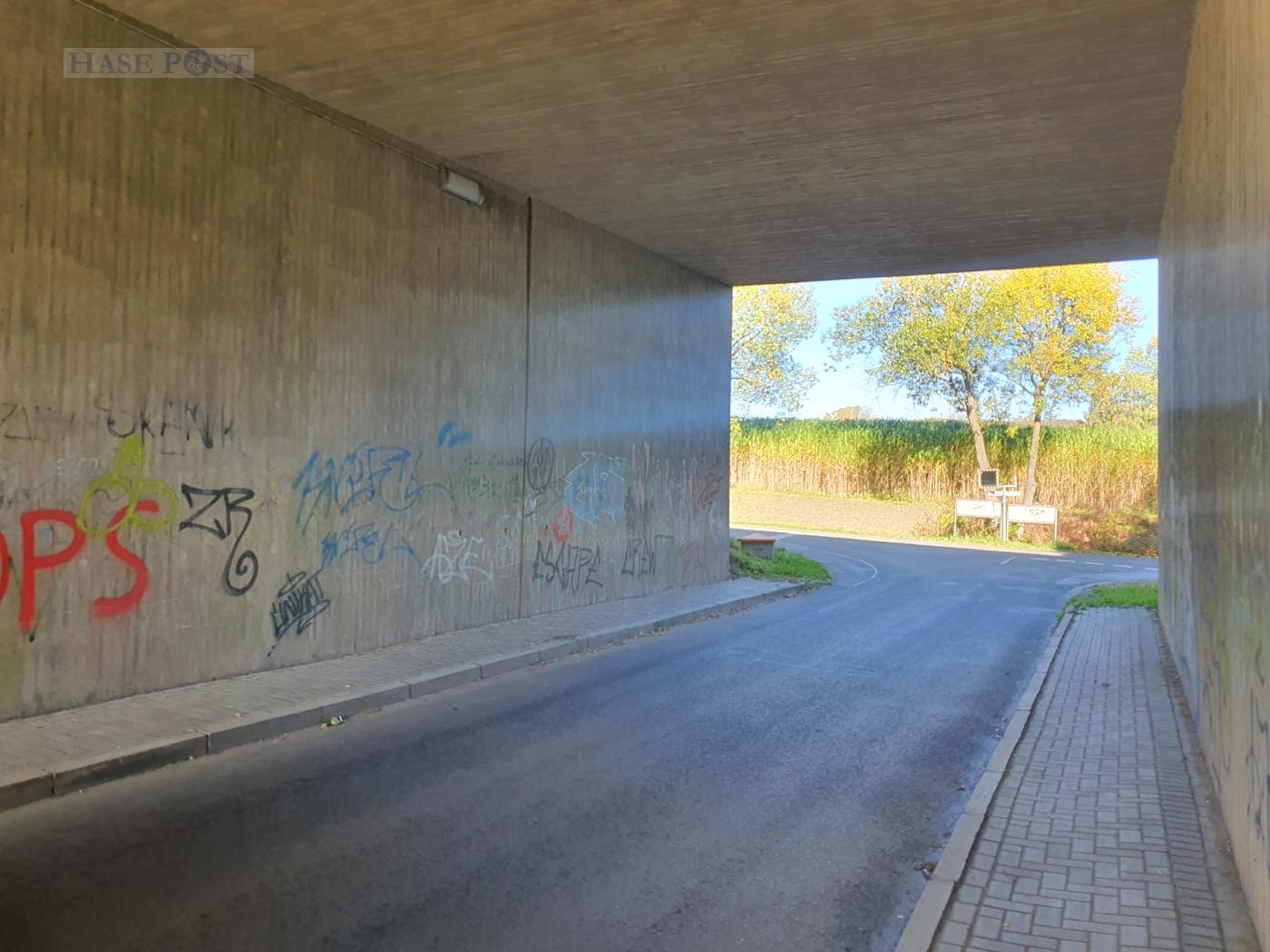 Kinder bei Farbschmiererei von Polizei erwischt – Illegales Graffiti an der Autobahn
