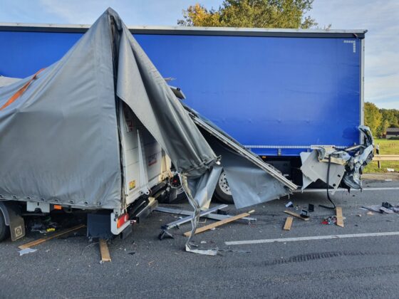 Mehrere Schwerverletzte: Kollision mit Transporter, PKW und LKW auf der Autobahn A1