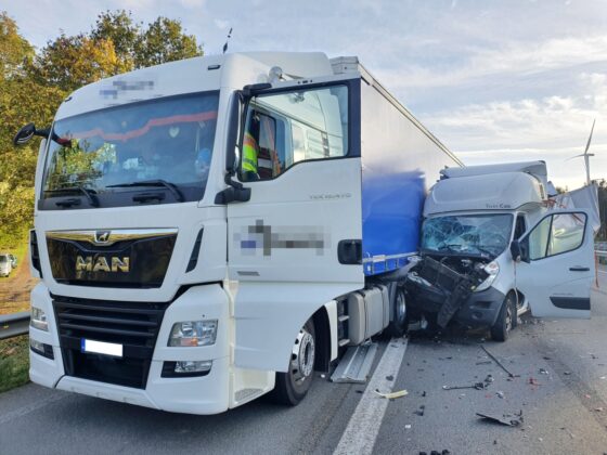 Mehrere Schwerverletzte: Kollision mit Transporter, PKW und LKW auf der Autobahn A1