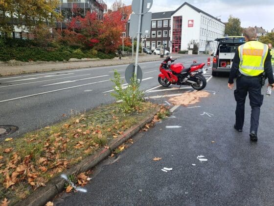 Motorradfahrer stürzt und verletzt sich schwer – PKW gesucht