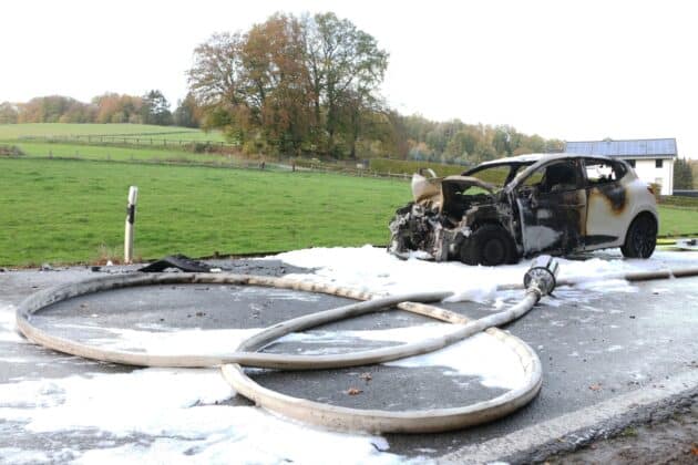 Schlimmer Unfall in Bissendorf: Motorradfahrer stirbt bei Zusammenstoß mit Auto, Fahrzeuge gehen in Flammen auf