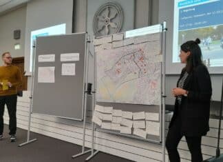 Kevin Hillen und Ilka Bürling von der Planersocietät moderierten die Veranstaltung und erarbeiteten gemeinsam mit den Teilnehmenden viele Punkte, die für Fußgänger im Bereich der „Vorderen Wüste“ noch verbessert werden könnten. /Foto: Brigitte Strathmann